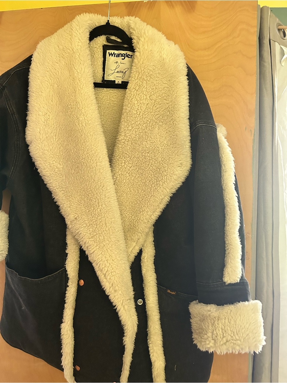 Lainey Wilson X Wrangler black denim coat with fur trim - Picture 4 of 5